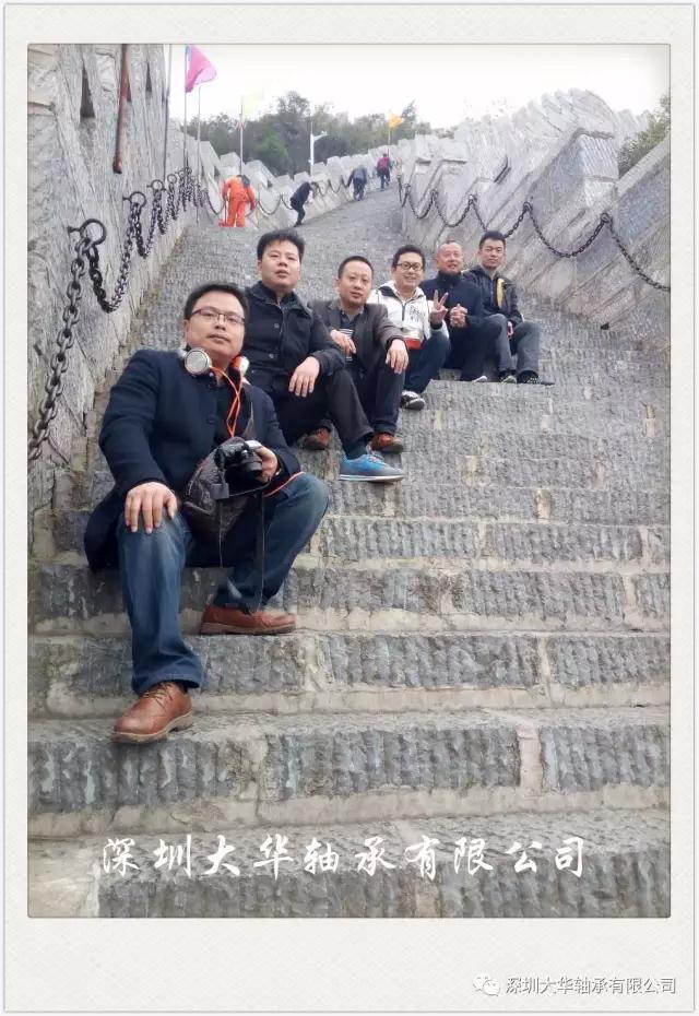 古城墻，坐在最前邊的是號(hào)稱體重130的時(shí)尚達(dá)人—九哥